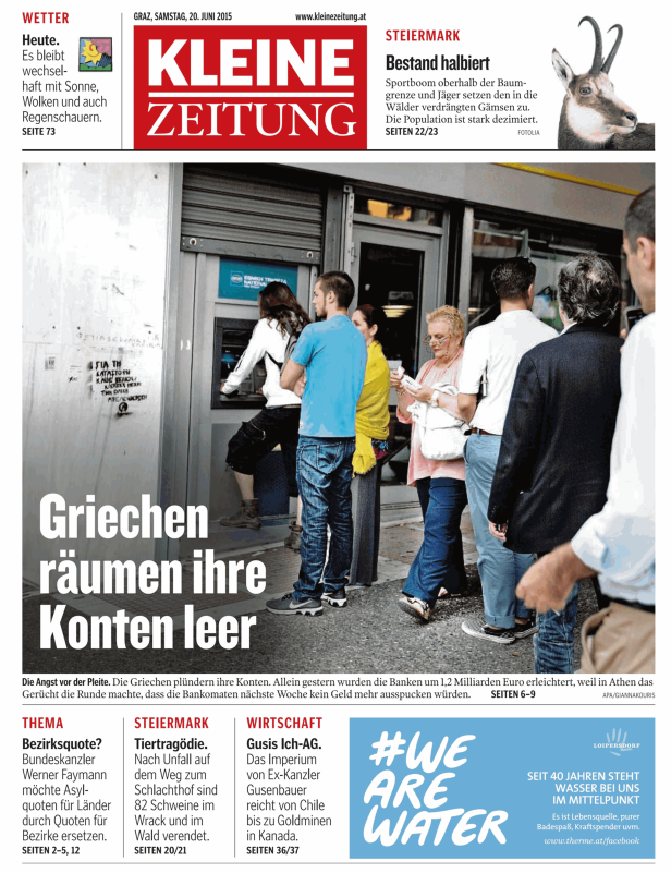 Menschen stehen Schlange vor einem Geldautomaten in Griechenland.