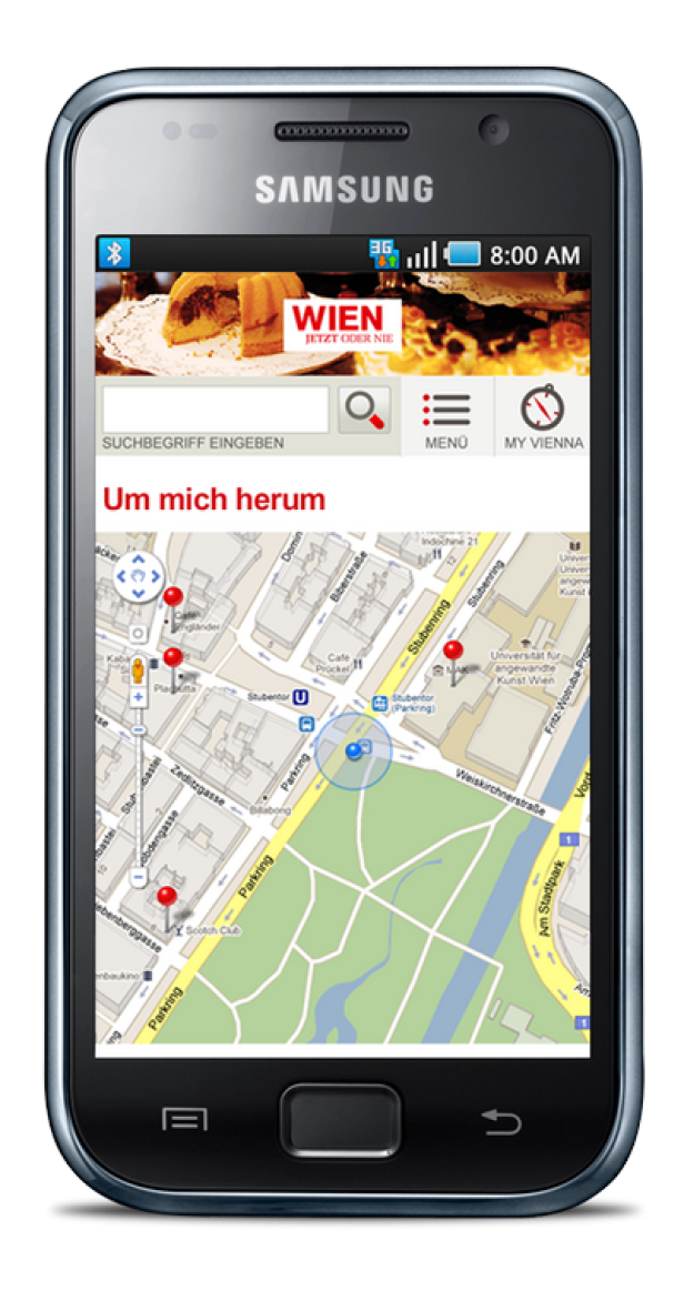 wien.info - Wien Tourismus - Digitalsunray Ein Smartphone zeigt eine Karten-App von Wien mit der Aufschrift „Wien – jetzt oder nie“.