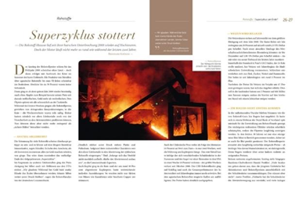 Ein Arbeiter steht vor einer Industrieanlage, in der es brennt.