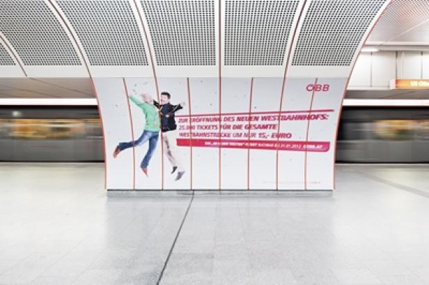Eine Werbetafel der ÖBB in einer U-Bahn-Station wirbt für den neuen Westbahnhof.