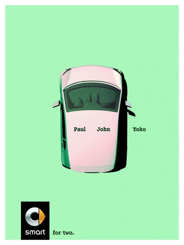 Ein Smart-Auto von oben, mit den Namen Paul, John und Yoko darauf geschrieben.