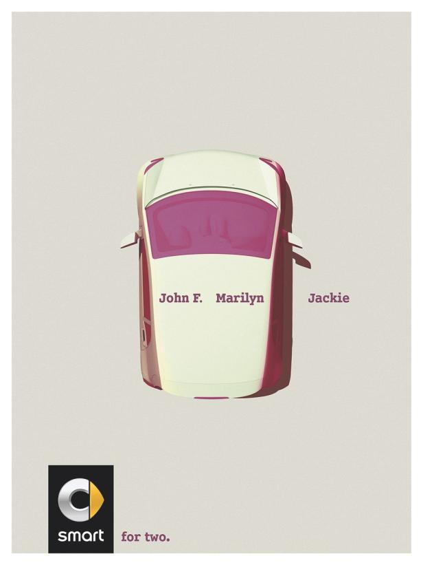Ein Smart-Auto von oben, mit den Namen „John F. Marilyn“ und „Jackie“ darauf.