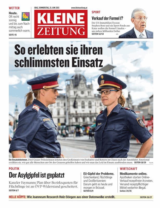 Zwei Polizistinnen der Grazer Polizei stehen vor einem Gebäude.