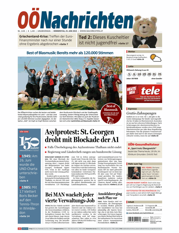 Eine Gruppe von Musikern in Trachten springt und jubelt.