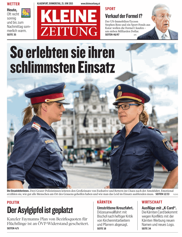 Zwei Polizistinnen der österreichischen Polizei stehen vor einem Gebäude.