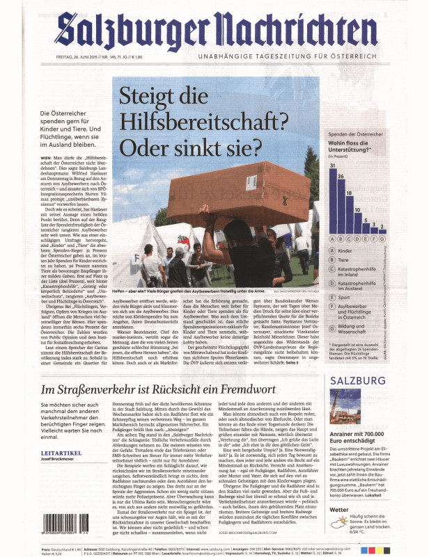 Eine Gruppe von Menschen trägt eine große Kiste; Artikel über Hilfsbereitschaft in Österreich.