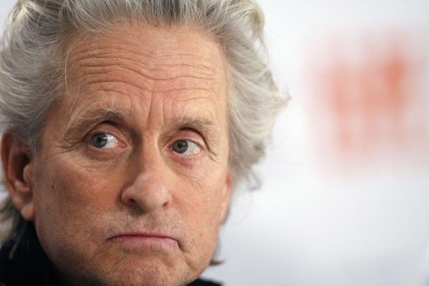 Nahaufnahme von Michael Douglas mit grauem Haar und nachdenklichem Blick.