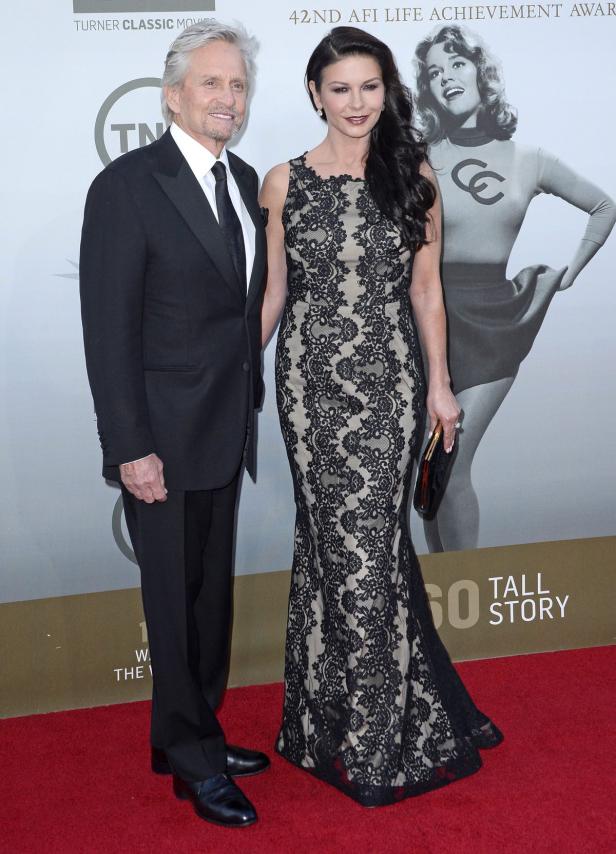 Michael Douglas und Catherine Zeta-Jones posieren auf dem roten Teppich.