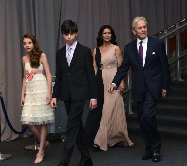 Michael Douglas, Catherine Zeta-Jones und ihre Kinder auf dem Weg zu einer Veranstaltung.