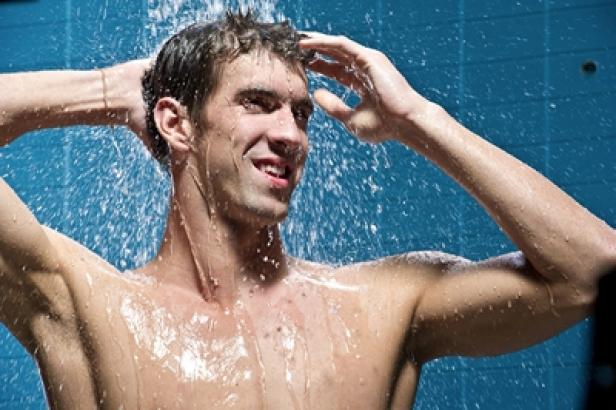 Michael Phelps duscht mit einem Lächeln.