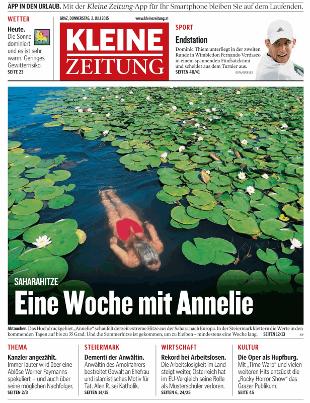 Eine Frau schwimmt in einem See voller Seerosenblätter.