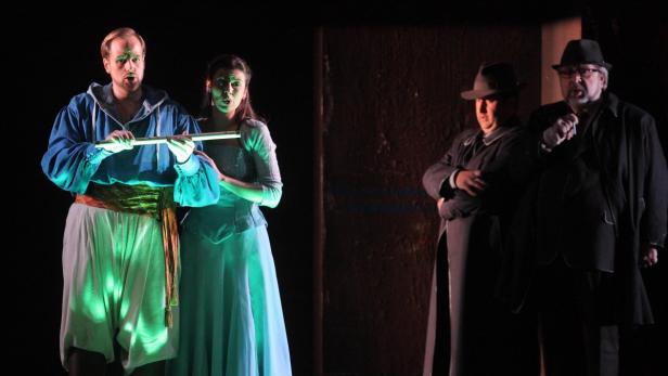 Szene aus einer Opernaufführung mit zwei Paaren in Kostümen.