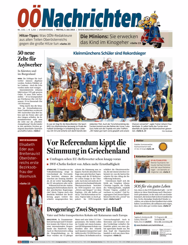 Eine Gruppe junger Fußballspieler mit Medaillen und einem Pokal auf einem Zeitungsartikel.