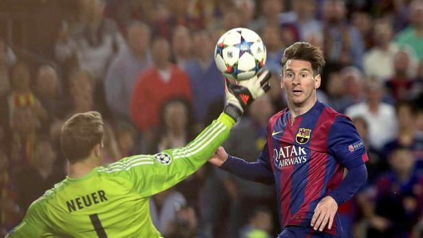 Lionel Messi im Duell mit Manuel Neuer um einen Fußball.