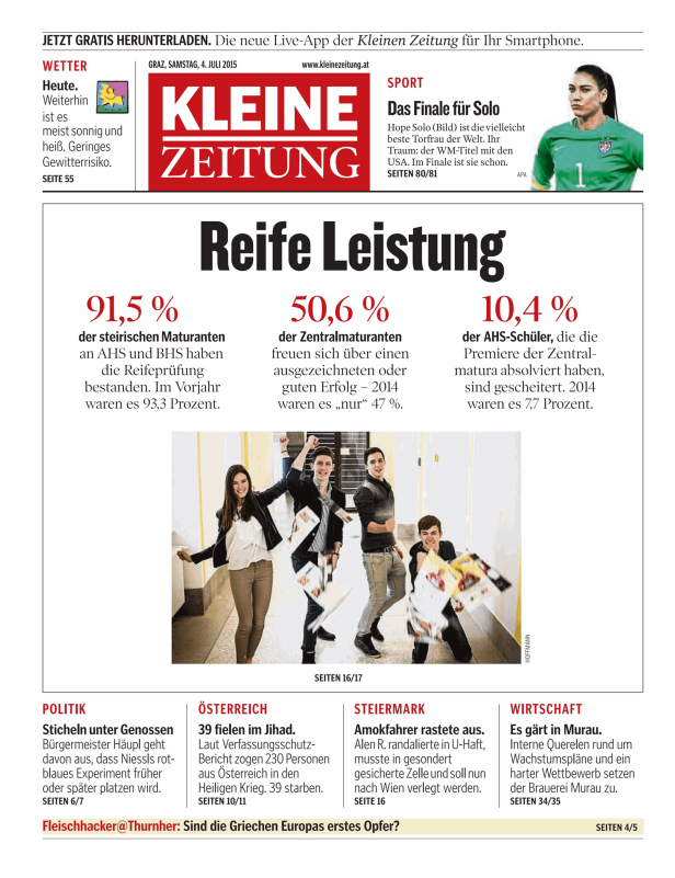 Eine Gruppe junger Leute feiert ihre bestandene Reifeprüfung und wirft Zeitungen in die Luft.
