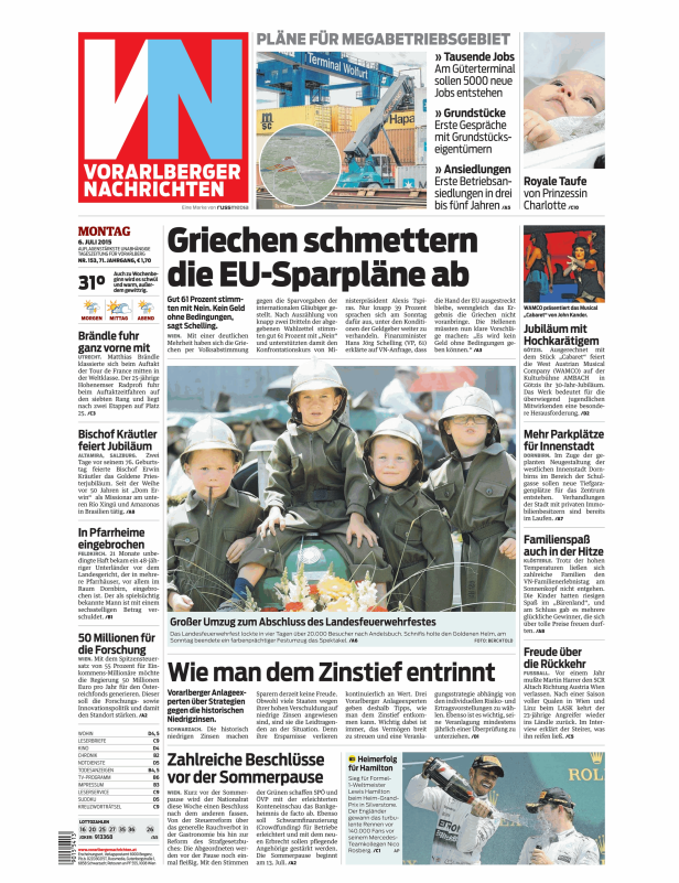 Kinder in Feuerwehruniformen nehmen an einem Festumzug teil.