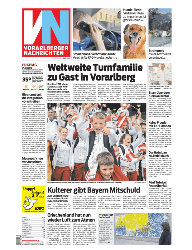 Eine Menschenmenge, darunter Kinder mit bemalten Gesichtern, schwenkt österreichische Flaggen.