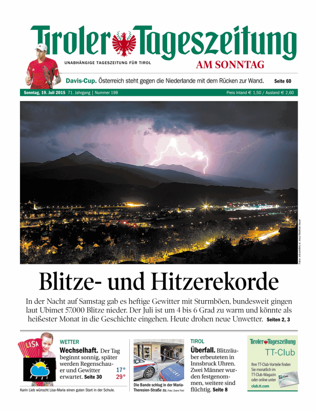 Blitze erhellen den Nachthimmel über einer Stadt in Tirol.