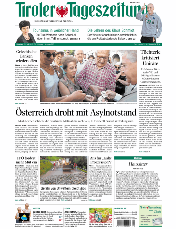 Menschen stehen vor griechischen Banken, um Geld abzuheben.
