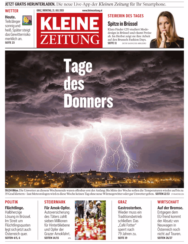 Blitze erhellen den Nachthimmel über einer Stadt.