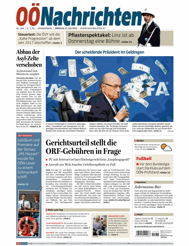 Joseph S. Blatter wird auf einer Pressekonferenz von einem Komiker mit Geldscheinen beworfen.