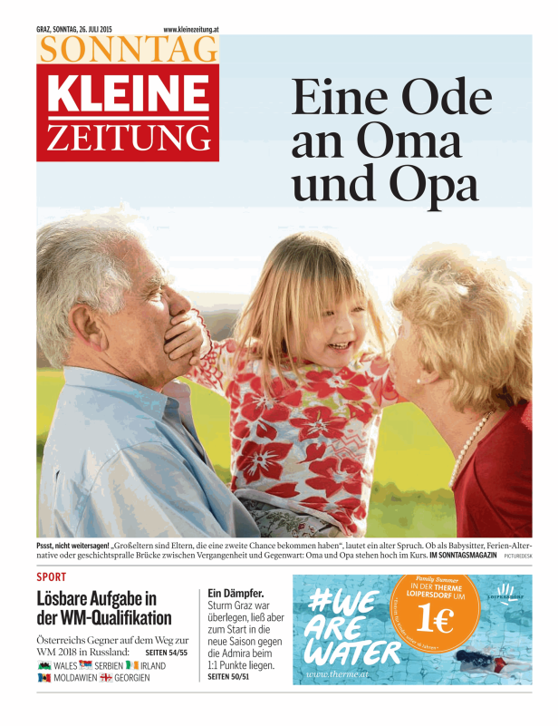 Eine Oma und ein Opa umarmen ein kleines Mädchen.