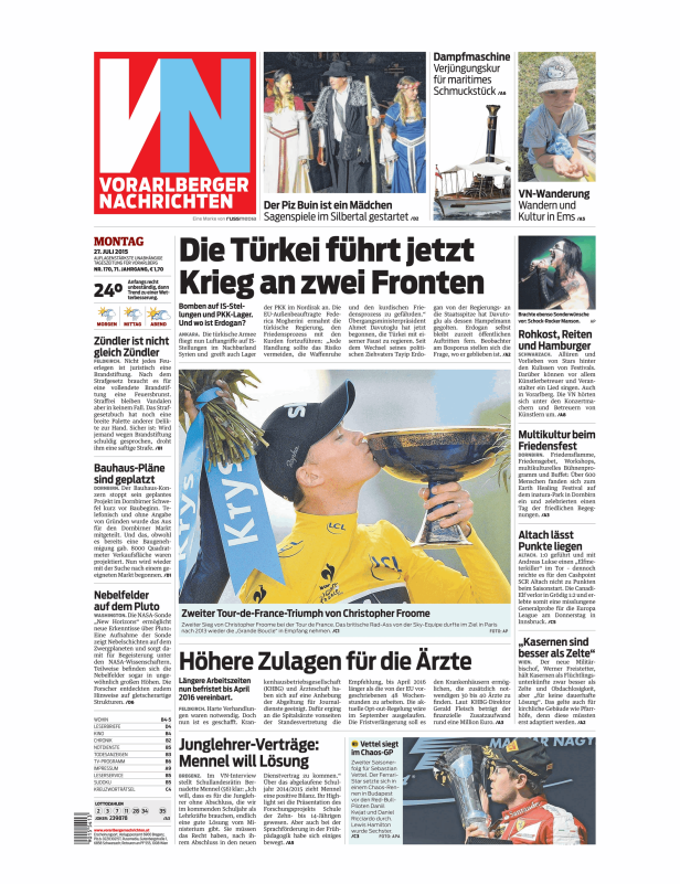 Christopher Froome küsst den Pokal nach seinem Sieg bei der Tour de France.