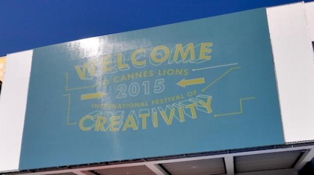 Ein Schild wirbt für das Cannes Lions International Festival of Creativity 2015.