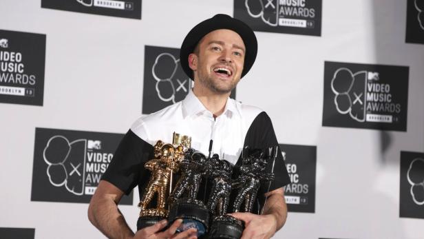 Justin Timberlake hält mehrere MTV Video Music Awards in den Händen.