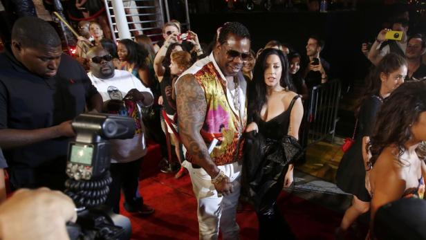 Busta Rhymes und Lady Gaga auf einem roten Teppich.