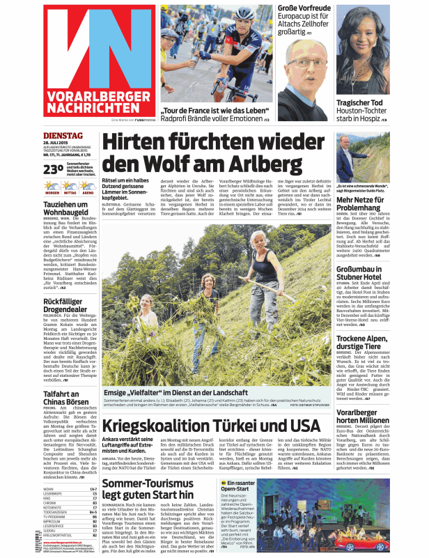 Drei junge Frauen mähen auf einer Wiese im Rahmen eines Naturschutzprojekts Gras.`