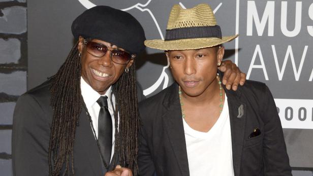 Nile Rodgers und Pharrell Williams posieren zusammen auf dem roten Teppich.