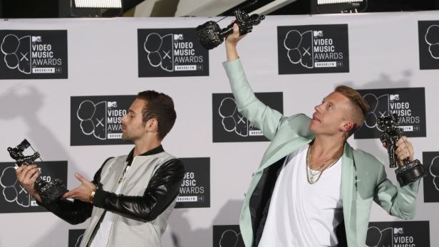 Das Duo Macklemore & Ryan Lewis posiert mit ihren Trophäen bei den MTV Video Music Awards.