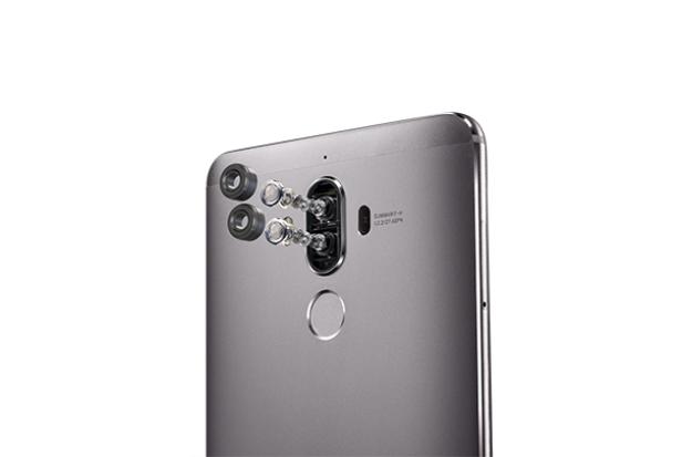 Die Rückseite eines silbernen Smartphones mit vier Kameras und einem Fingerabdrucksensor.