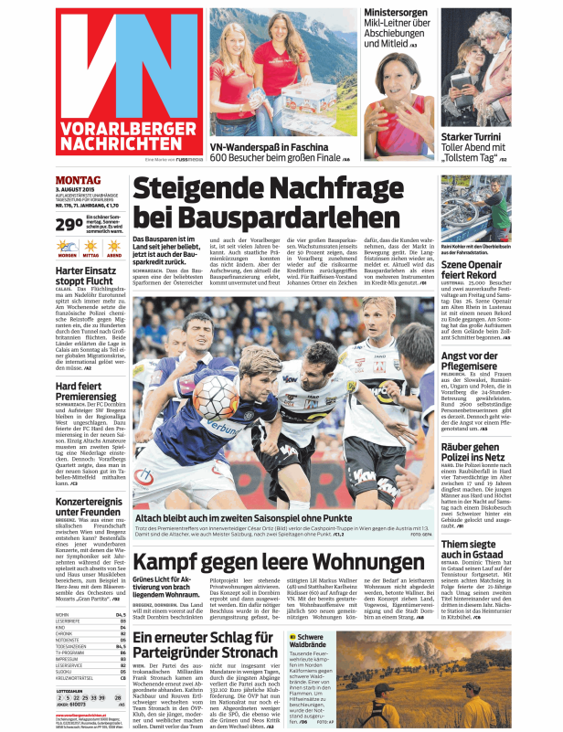 Fußballspieler in Aktion während eines Spiels der österreichischen Bundesliga.
