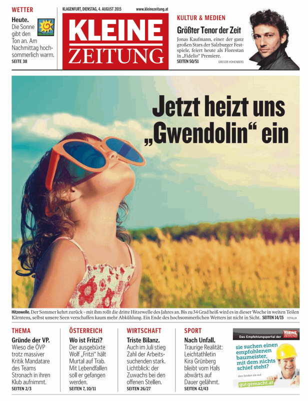Ein Mädchen blickt mit großer Sonnenbrille in den Himmel.