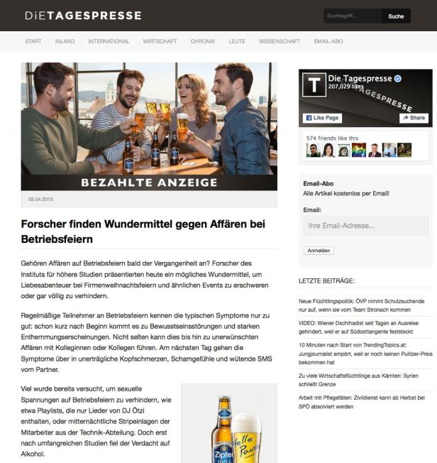 Vier Personen stoßen bei einer Betriebsfeier mit Bier an.