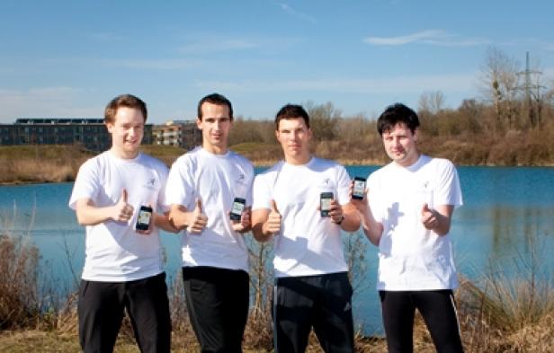 runtastic-Gründer und -Gesellschafter Rene Giretzlehner, Florian Gschwandtner, Christian Kaar, Alfred Luger (c: runtastic) Vier Männer in Sportkleidung halten Smartphones vor einem See in die Höhe.
