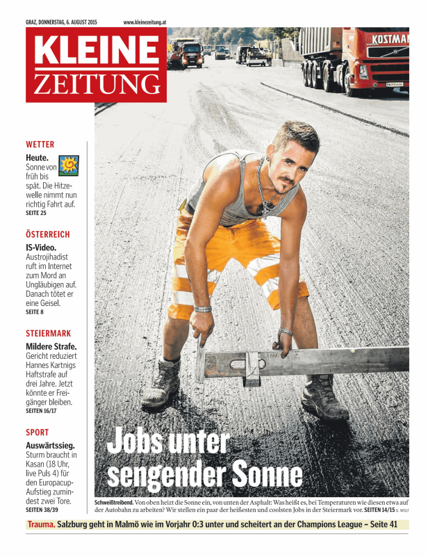 Ein Straßenarbeiter misst den Asphalt auf einer Autobahn bei heißem Wetter.