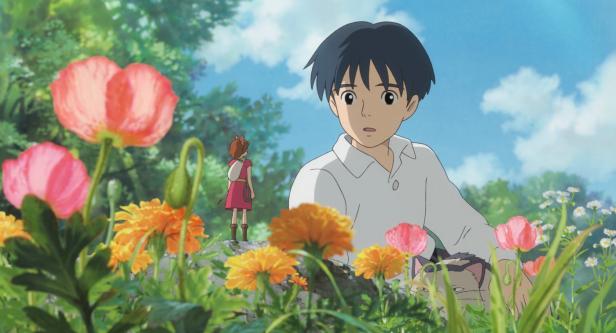 Eine Szene aus dem Anime „From Up on Poppy Hill“ mit Blumen, einem Jungen und einem Mädchen.