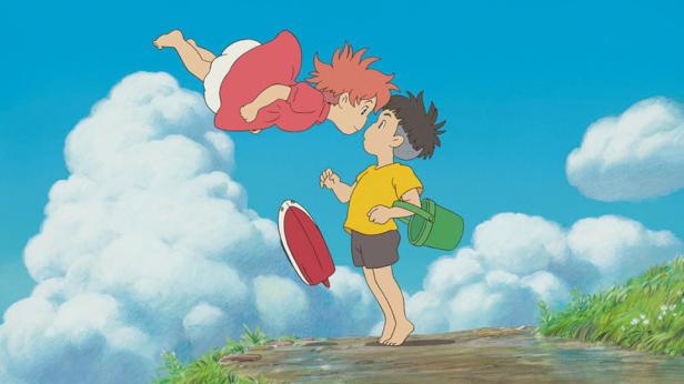 Ein Junge steht am Ufer, während Ponyo in der Luft schwebt, aus dem Anime-Film „Ponyo – Das große Abenteuer des kleinen Goldfischmädchens“.