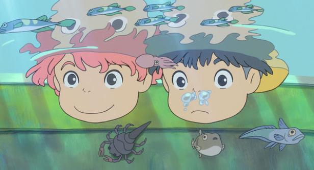 Eine Szene aus dem Anime „Ponyo“ mit Ponyo und Sosuke unter Wasser, umgeben von Fischen und Meereslebewesen.