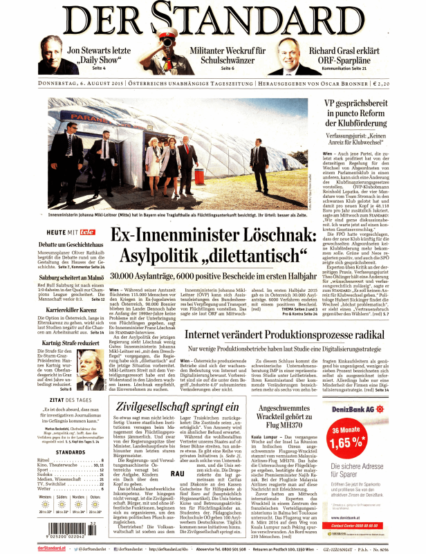 Innenministerin Johanna Mikl-Leitner besichtigt eine Traglufthalle als Flüchtlingsunterkunft in Bayern.