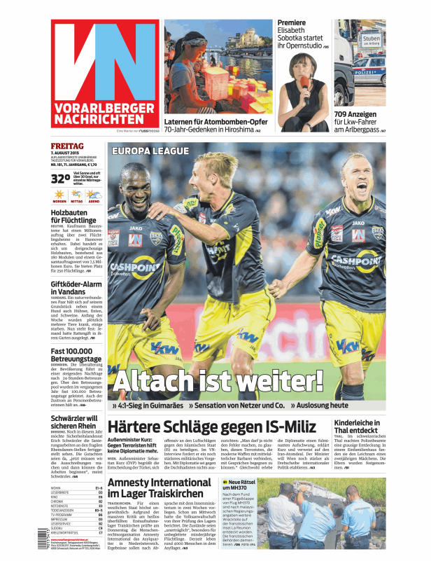 Zwei Fußballspieler des SCRA Altach freuen sich über einen Sieg.