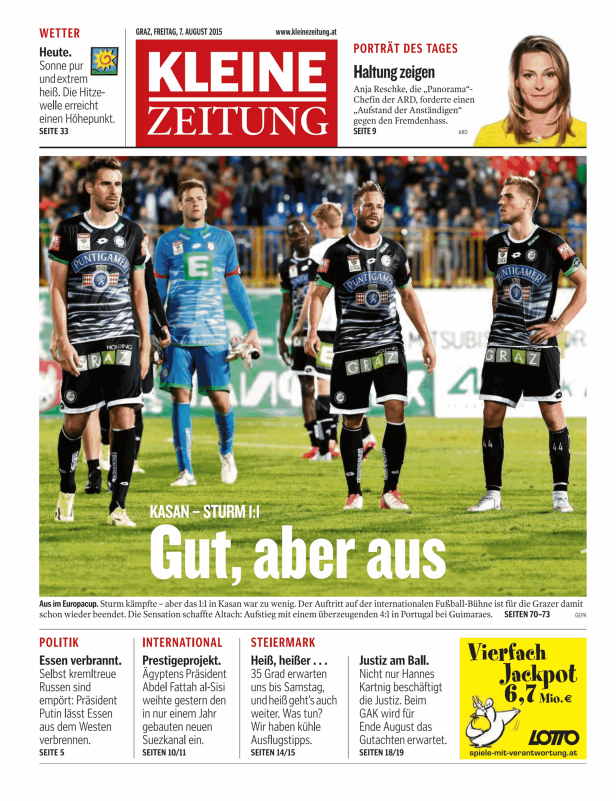 Eine Gruppe von Fußballspielern von Sturm Graz während eines Spiels.