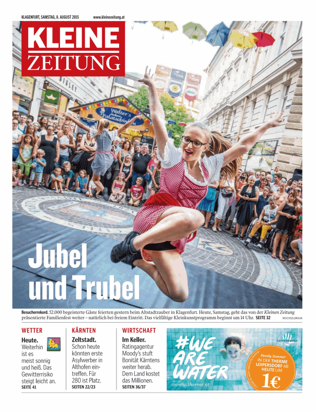 Eine junge Frau im Dirndl springt auf dem Altstadtzauber in Klagenfurt in die Luft.