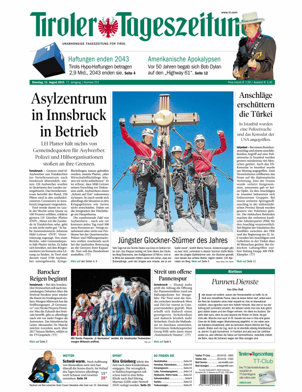 Eine Familie steht am Gipfel des Großglockners, dem höchsten Berg Österreichs.