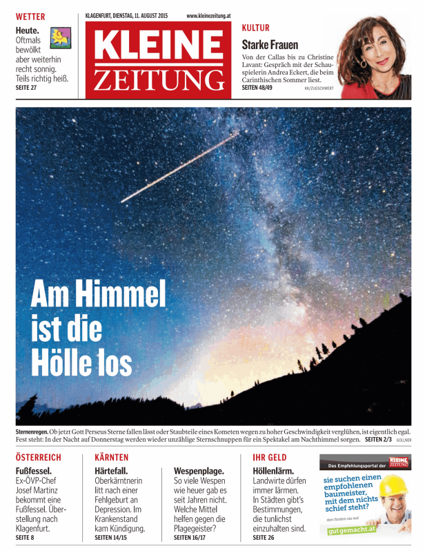 Nachthimmel mit Sternen und einer Sternschnuppe über einer dunklen Silhouette von Bäumen.