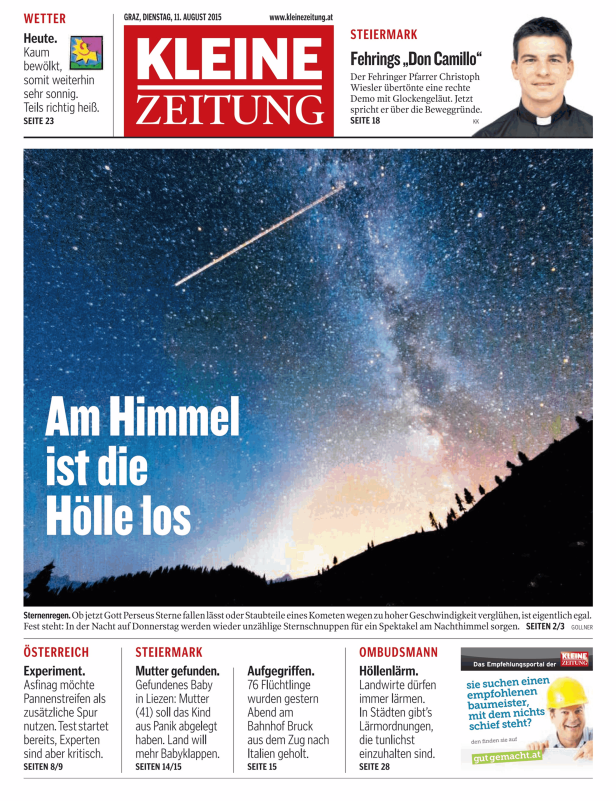 Ein Nachthimmel voller Sterne und einer Sternschnuppe über einer dunklen Silhouette von Bäumen.