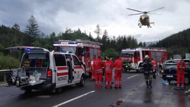 Vor Ort standen zwei Rettngshubschrauber im Einsatz
